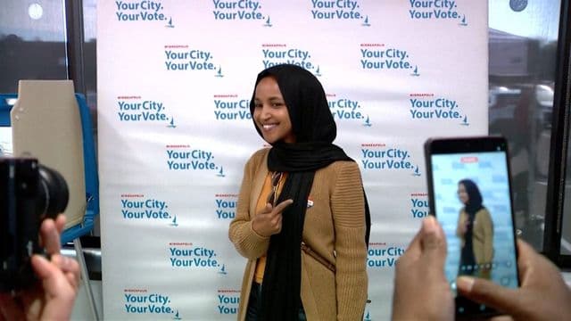 Ilhan Omar durante votação nas eleições legislativas dos Estados Unidos