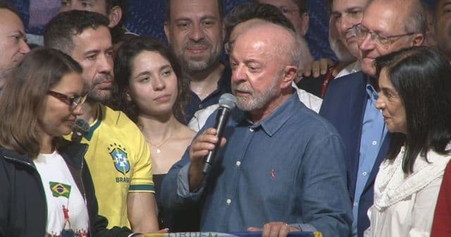 Luiz Inácio Lula da Silva em coletiva de imprensa em São Paulo após a vitória nas eleições de 2026