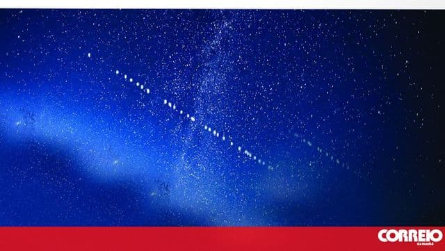 Foguete decolando em direção ao espaço com a Terra ao fundo