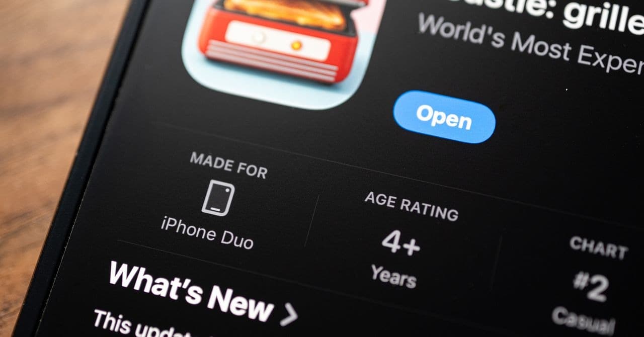 iPhone Duo aberto em modo de mesa exibindo um aplicativo em cada metade da tela