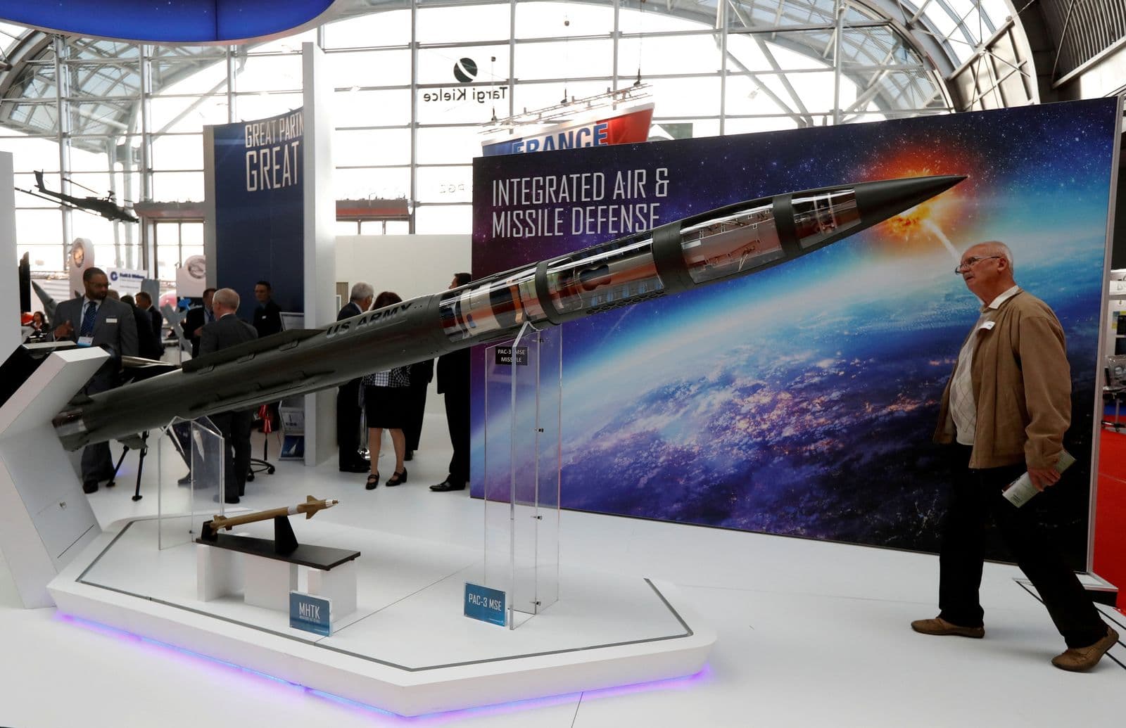 Sistema de defesa antiaérea Patriot em posição de lançamento