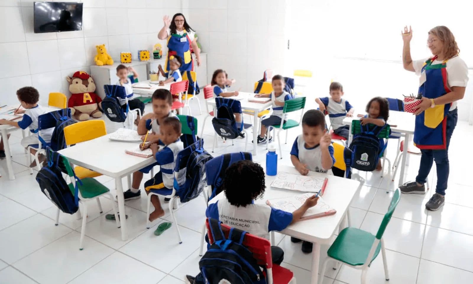 Estudantes em sala de aula em uma escola pública brasileira