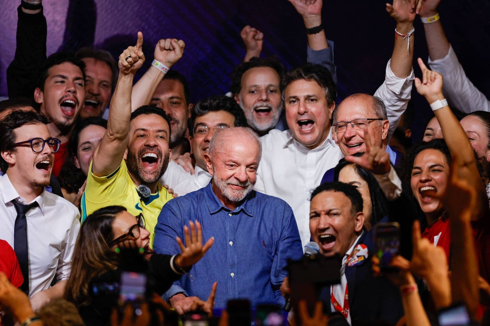 Urna eletrônica em seção de votação durante o segundo turno das eleições de 2026