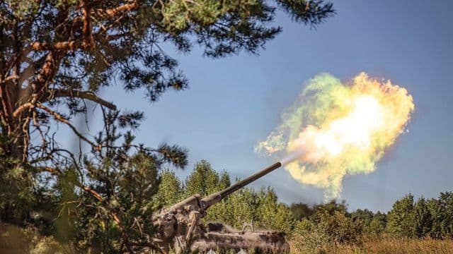Soldados ucranianos em área rural atingida pela guerra na região de Kursk