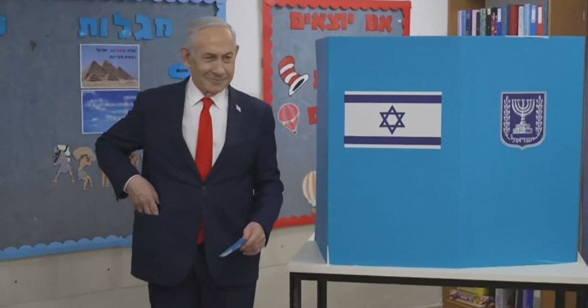Benjamin Netanyahu votando em eleição em Israel