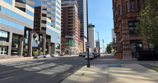 Vista urbana de Columbus, em Ohio, com prédios em construção e áreas de crescimento econômico