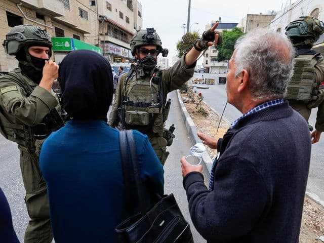 Soldados israelenses em operação em área urbana da Cisjordânia ocupada