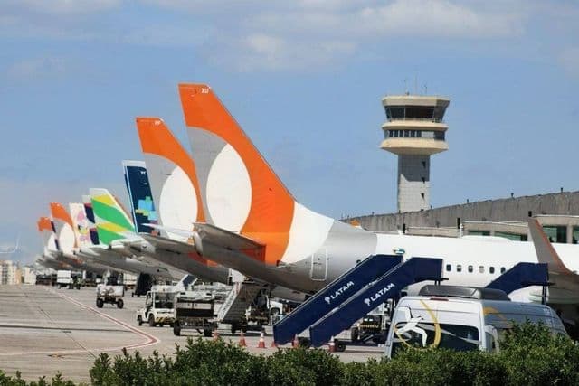 Aviões estacionados no pátio de um aeroporto
