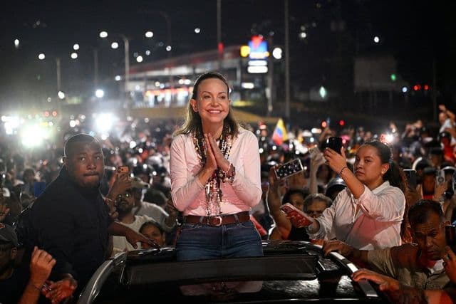 María Corina Machado discursando para apoiadores em Caracas