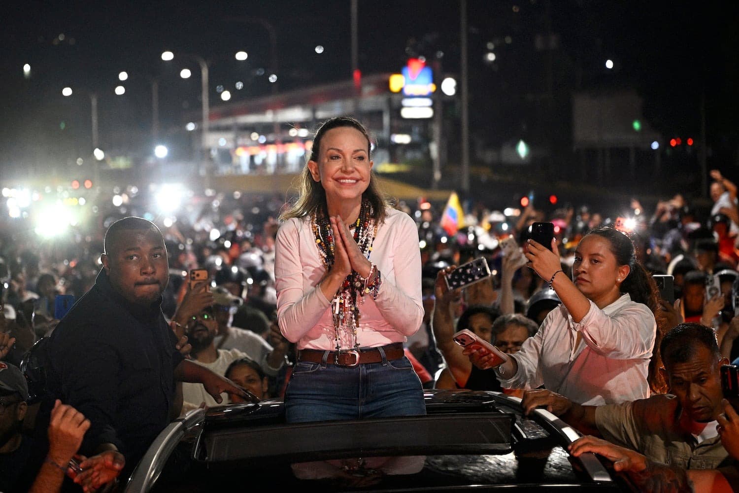 María Corina Machado discursando para apoiadores em Caracas