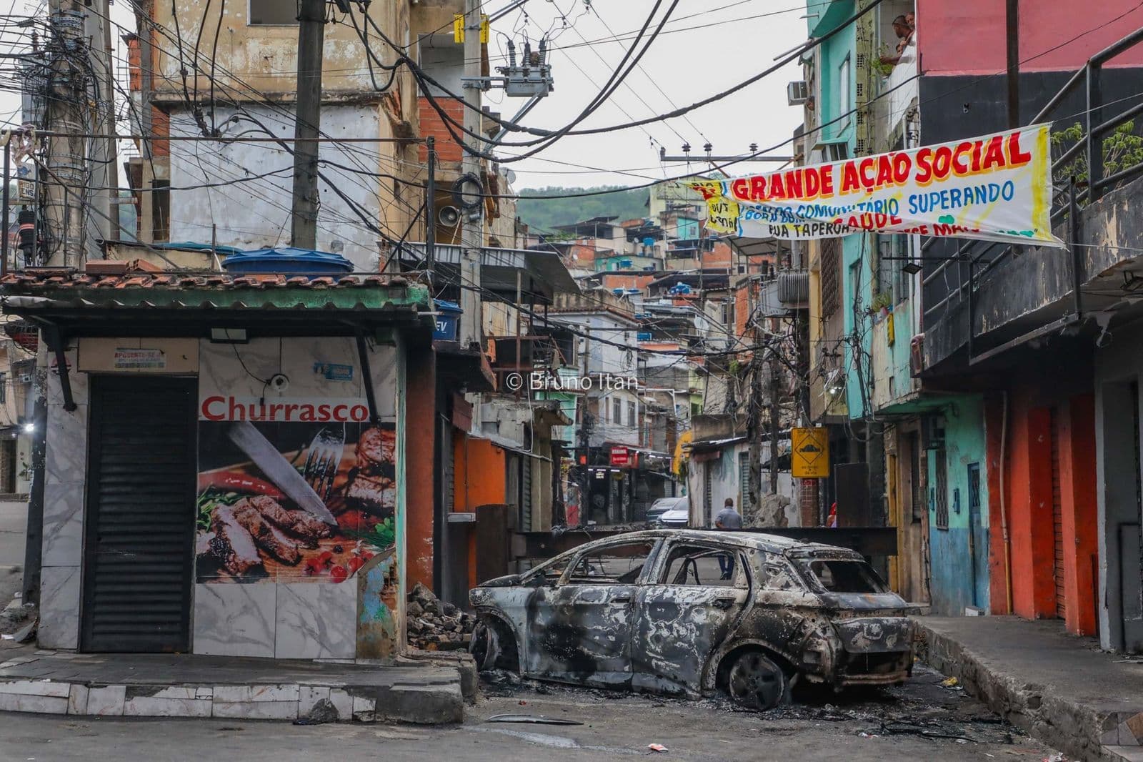 Corpos enfileirados em praça no Rio de Janeiro após operação policial