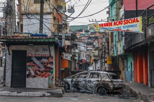 Corpos enfileirados em praça no Rio de Janeiro após operação policial