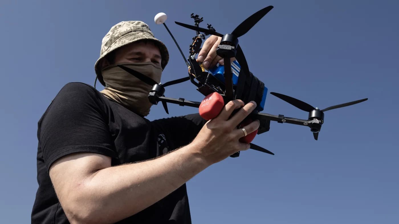 Drone militar com câmera sobrevoando um campo na Ucrânia