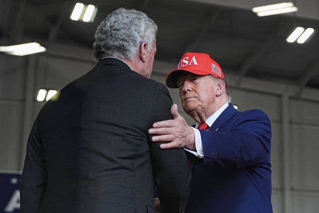 Donald Trump discursa em comício de campanha nos Estados Unidos
