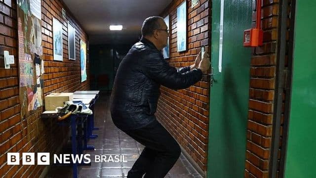 Urna eletrônica em seção eleitoral durante a votação do segundo turno