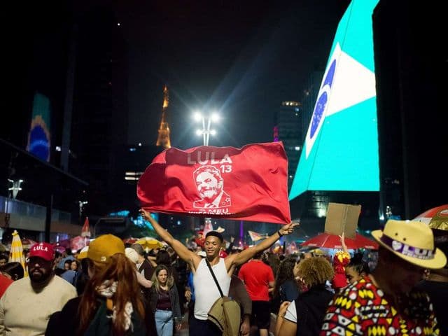 Lula discursa em trio elétrico na Avenida Paulista, em São Paulo, após a reeleição