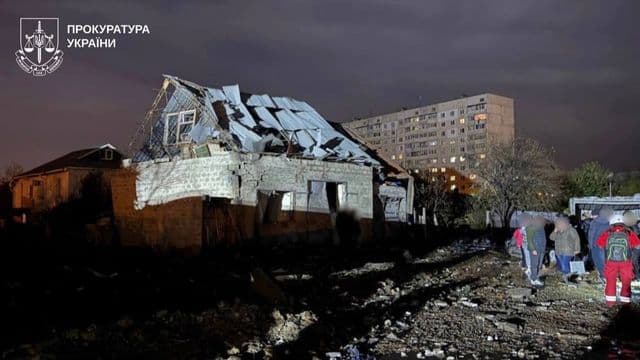 Prédios danificados após bombardeio no distrito Novobavarskyi, em Kharkiv, na Ucrânia