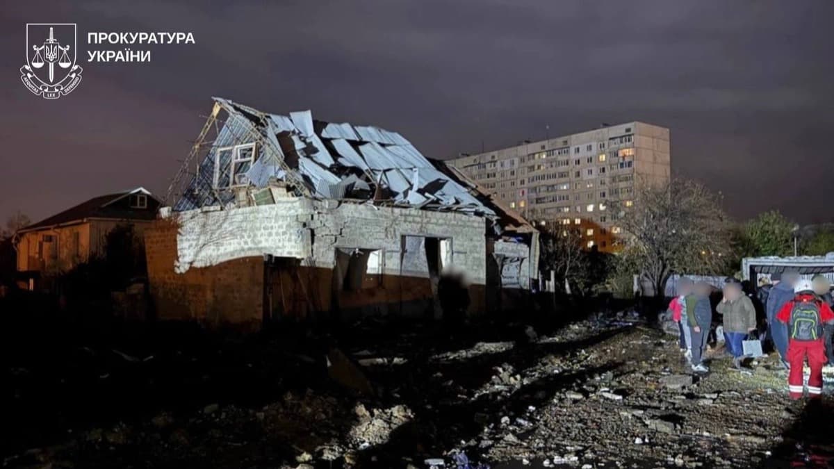 Prédios danificados após bombardeio no distrito Novobavarskyi, em Kharkiv, na Ucrânia