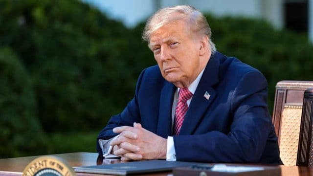 Donald Trump discursando em comício eleitoral na Flórida