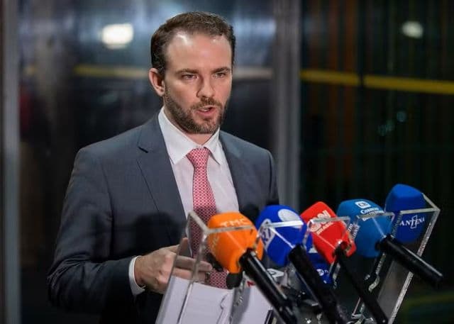Painel eletrônico com cotações da Bolsa de Valores em queda