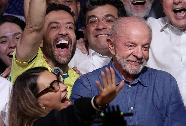 Painel com cotações de bolsa e dólar em um ambiente de negociação financeira