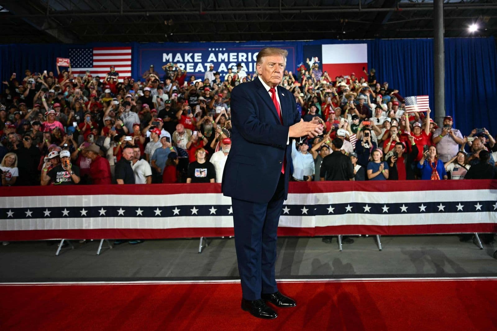 Donald Trump discursando em comício nos Estados Unidos