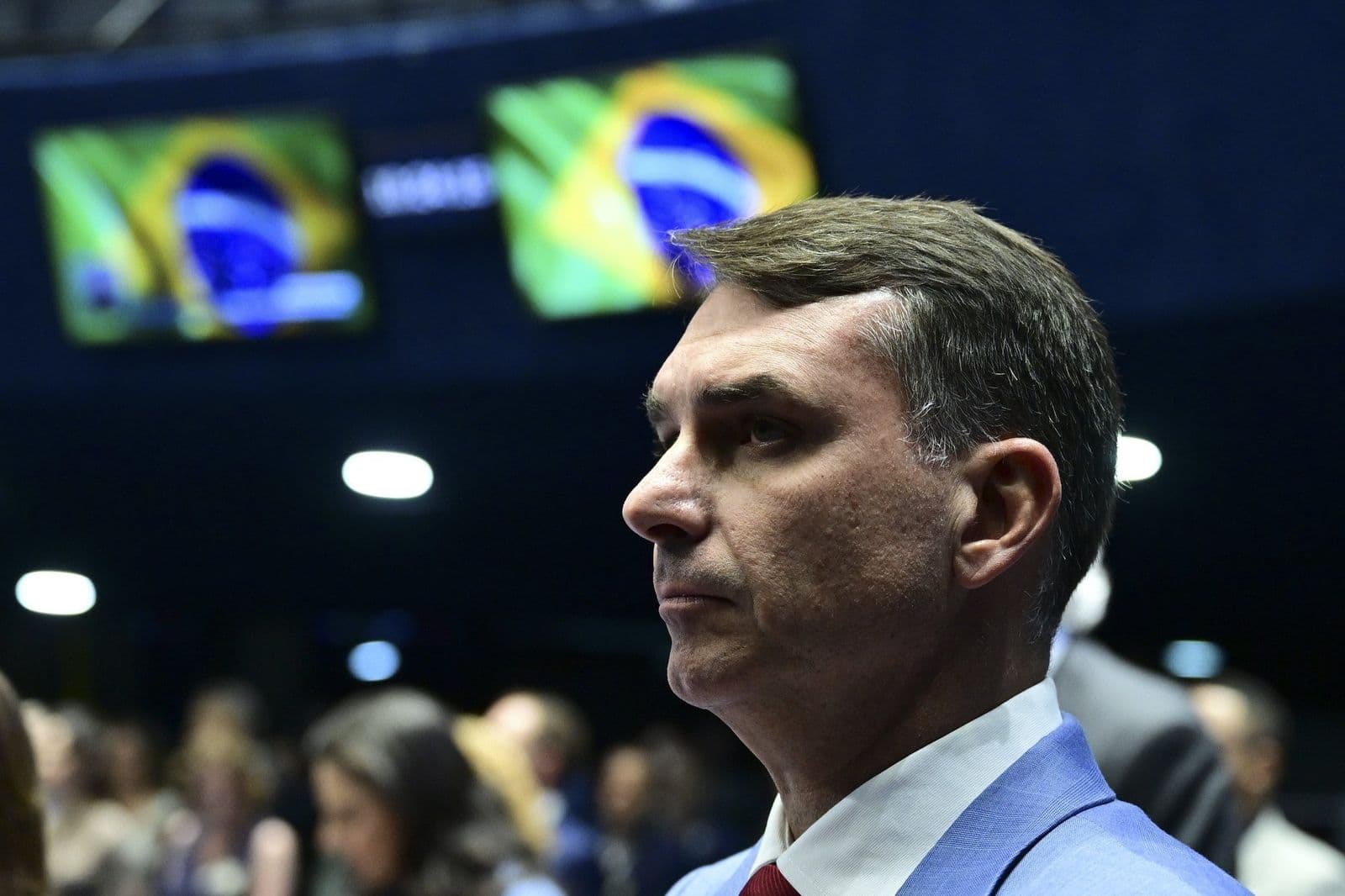 Avião de pequeno porte em pista de aeroporto