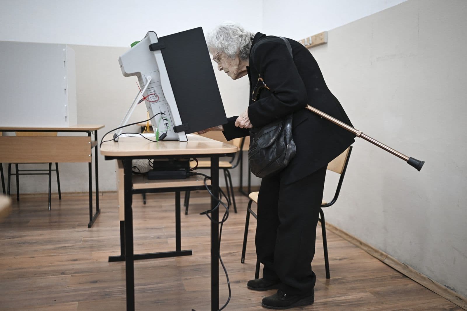 Eleitores búlgaros em seção de votação