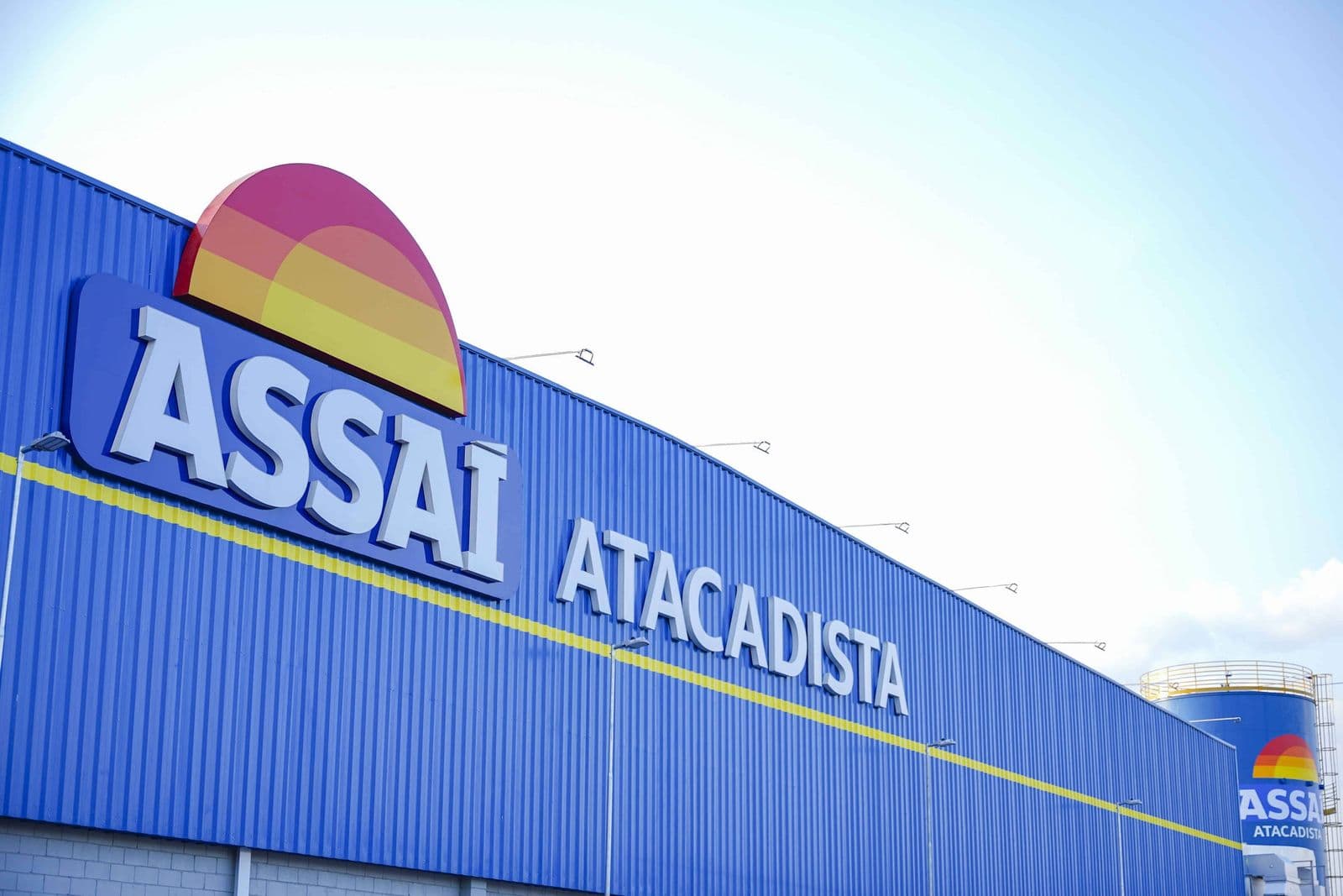 Logotipo do Google em tela de celular diante de gráfico de ações em queda