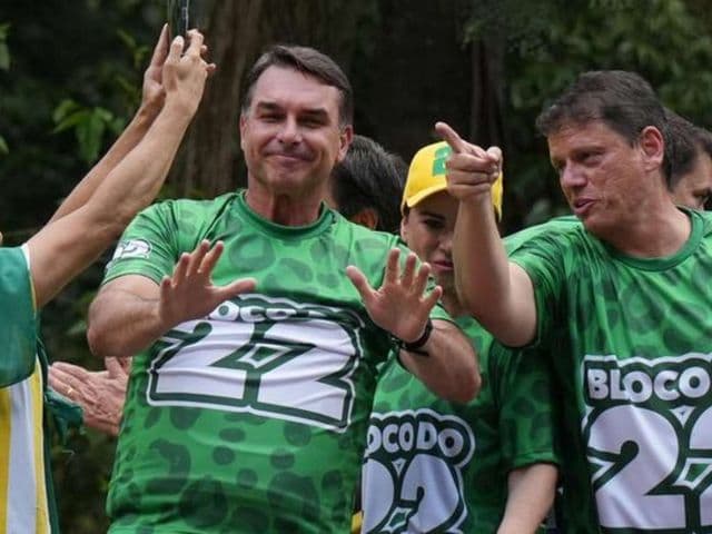 Foto de políticos aliados de Flávio Bolsonaro em ato público após a eleição presidencial