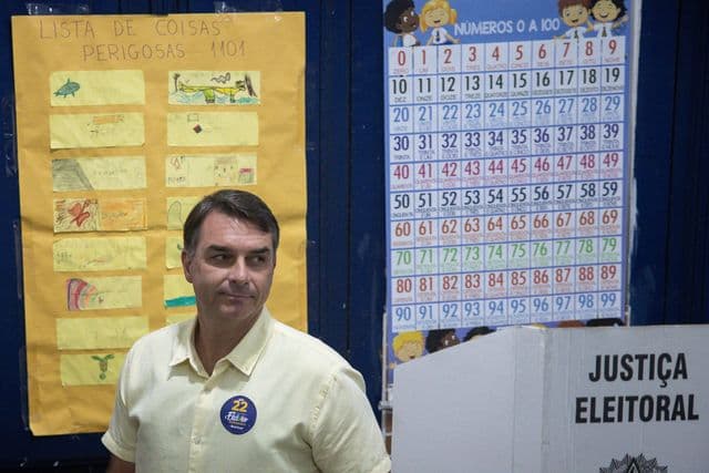 Senador Flávio Bolsonaro votando em escola na zona norte do Rio de Janeiro