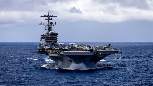 Navio de guerra americano navegando em mar aberto
