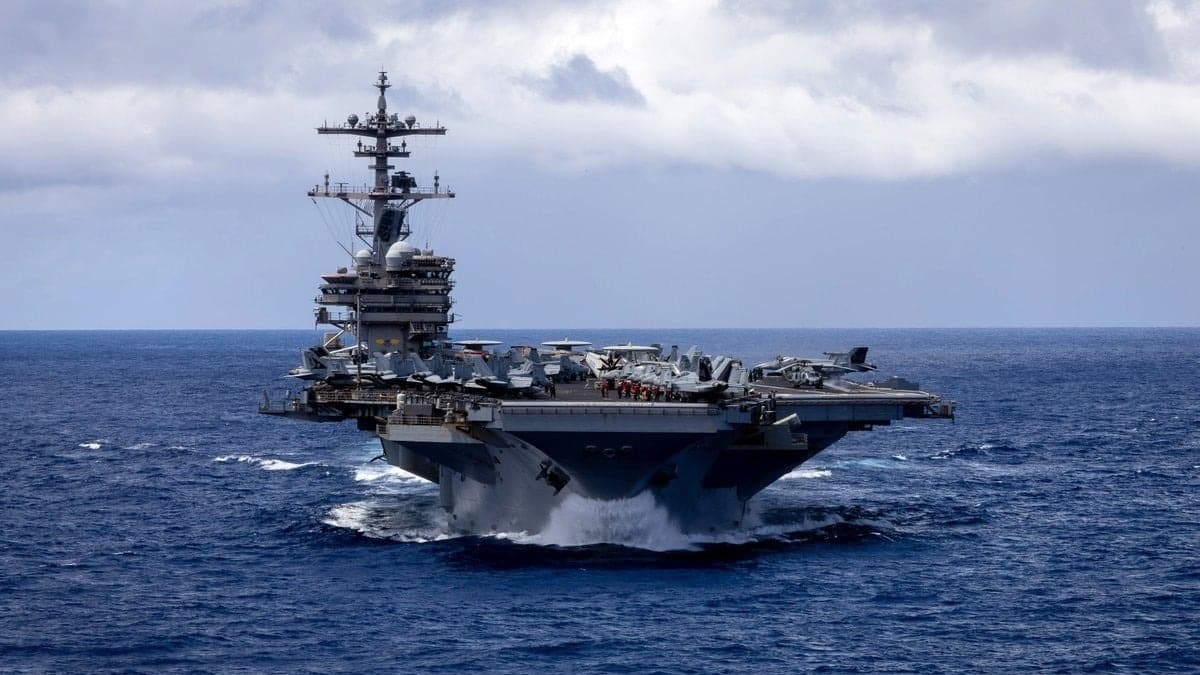 Navio de guerra americano navegando em mar aberto