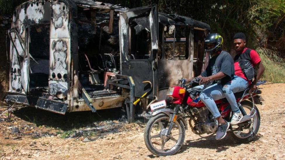 Militares em operação de resgate no Haiti