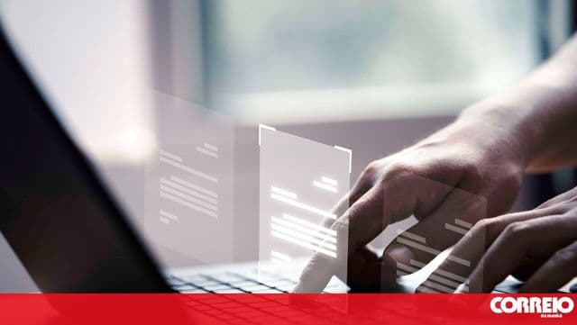 Tela de computador exibindo código de programação com alerta de segurança