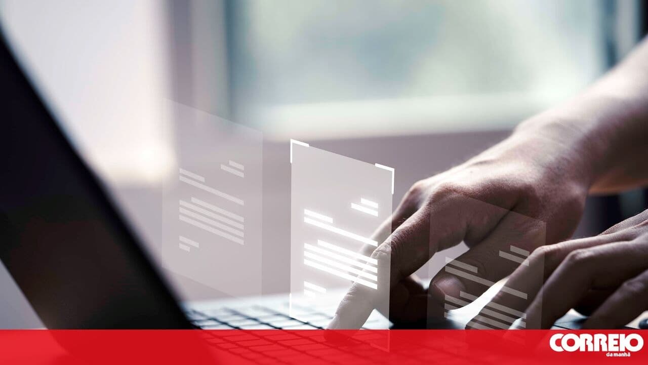 Tela de computador exibindo código de programação com alerta de segurança