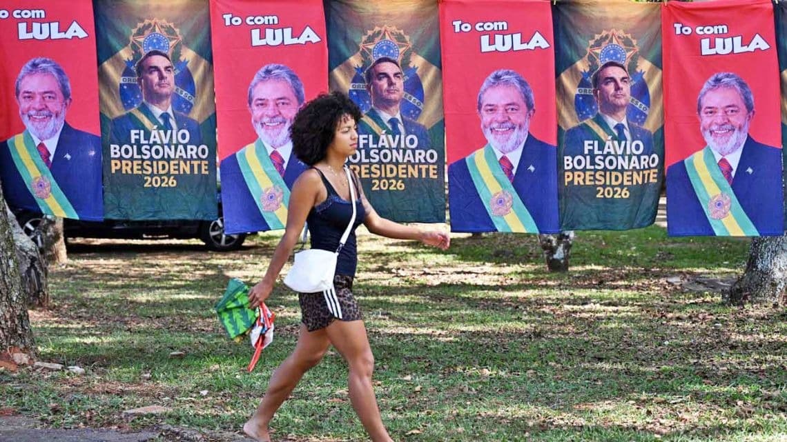 Celular com redes sociais e símbolos de campanha eleitoral brasileira