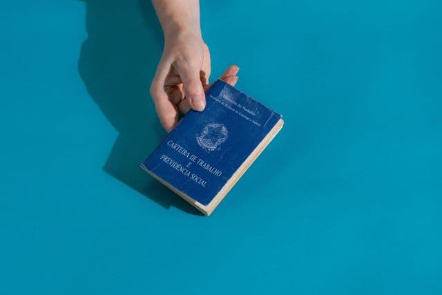Trabalhadores em escritório com gráfico de produtividade ao fundo