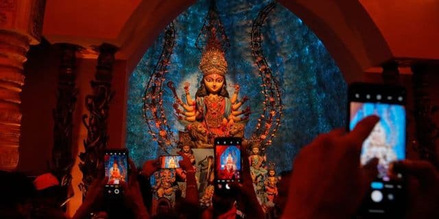 Ilustração de um chatbot ao lado de símbolos religiosos