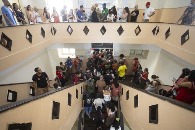 Eleitores votando em urna em uma seção eleitoral