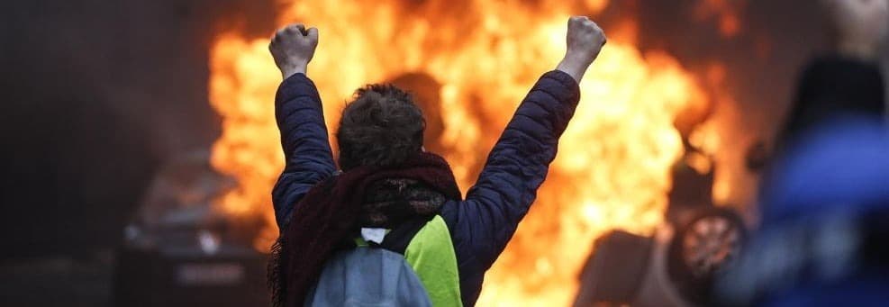 Manifestantes em frente a um prédio público durante protesto na Europa