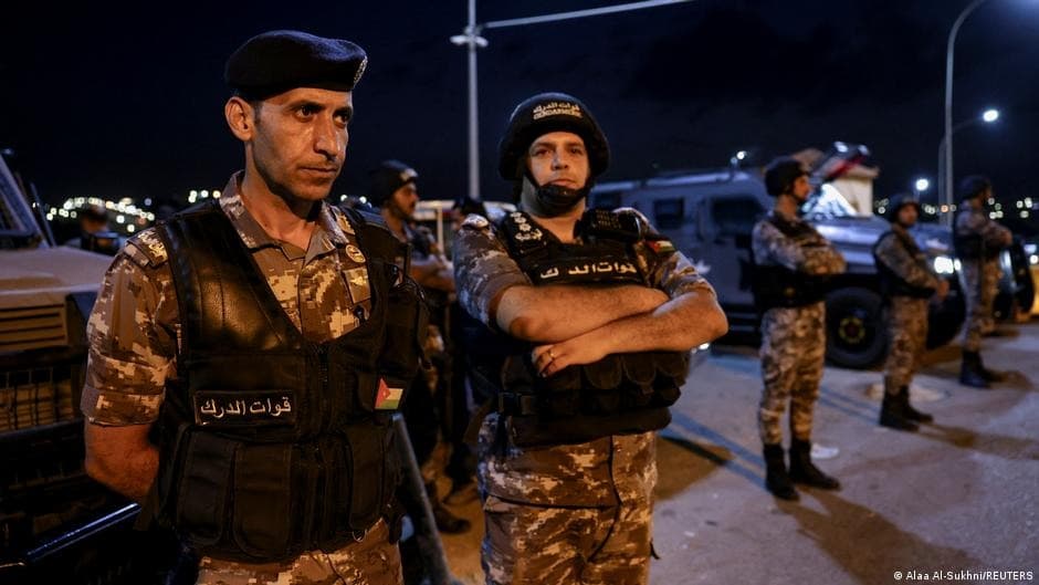 Forças de segurança jordanianas em operação após ataque a igreja