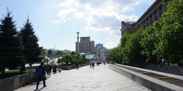 Posto de gasolina em Moscou com fila de carros