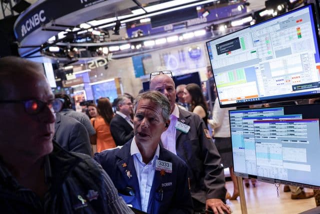 Painel com gráficos de bolsa de valores e cotações de mercado