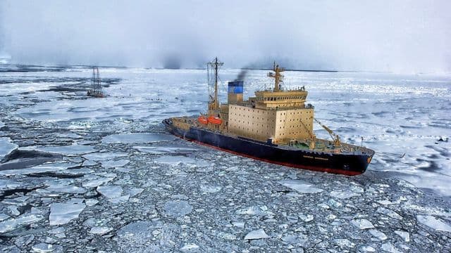 Navio porta-contêineres atravessando uma passagem marítima estreita