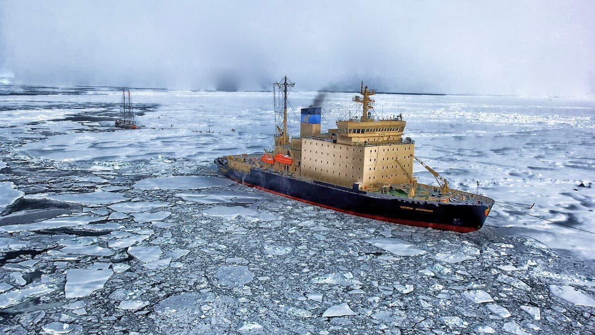 Navio porta-contêineres atravessando uma passagem marítima estreita