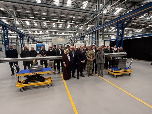 Interior de fábrica de componentes de artilharia da Rheinmetall em Telford, Reino Unido