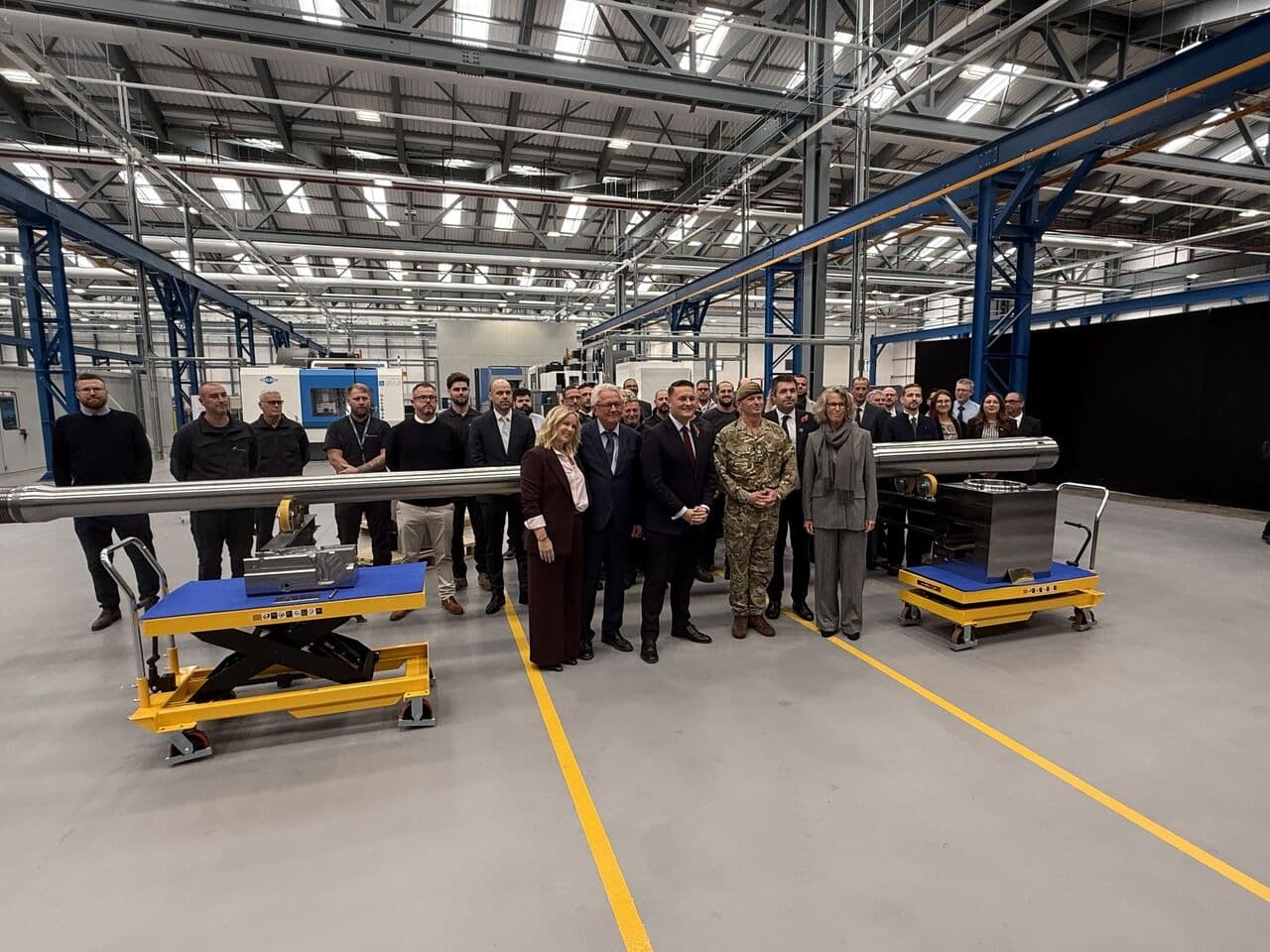 Interior de fábrica de componentes de artilharia da Rheinmetall em Telford, Reino Unido