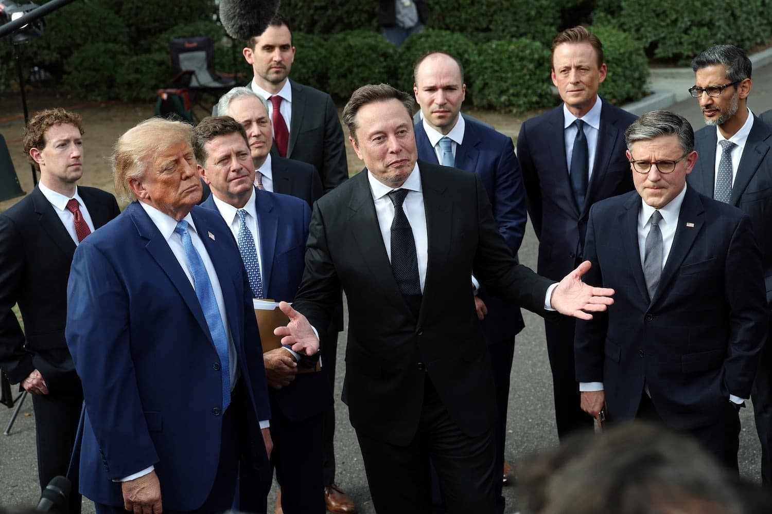 Elon Musk em evento com logotipo de empresa de tecnologia ao fundo