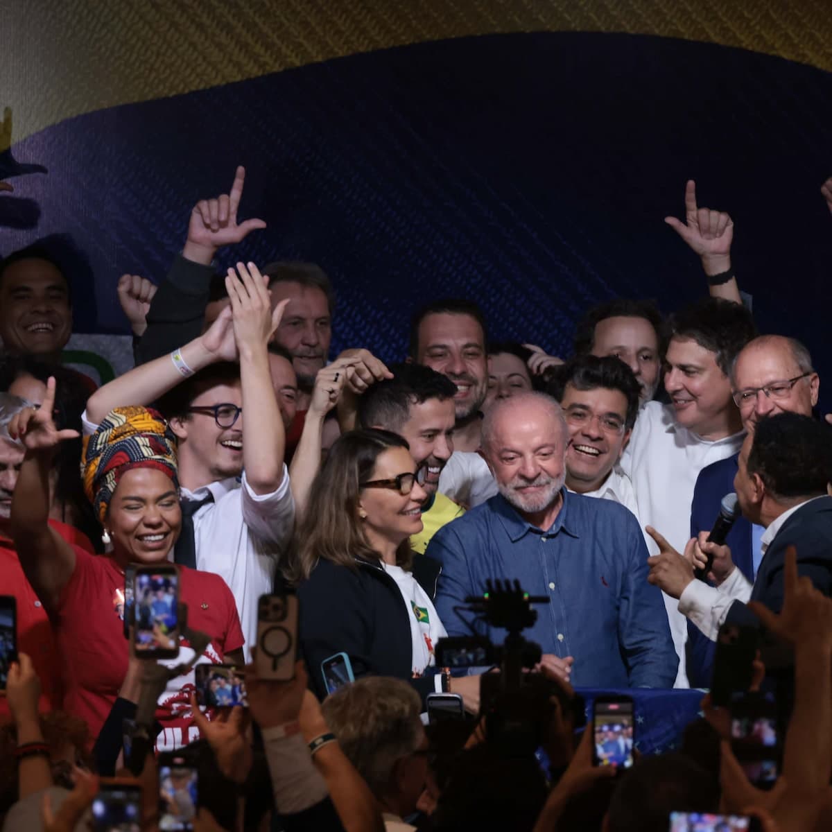 Luiz Inácio Lula da Silva discursando após a reeleição
